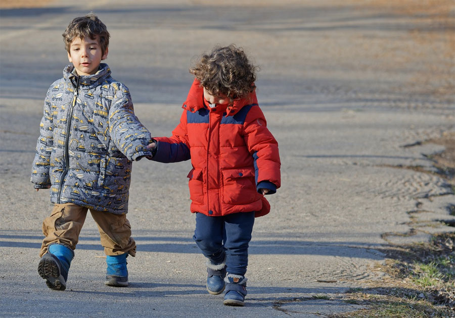 niños paseando